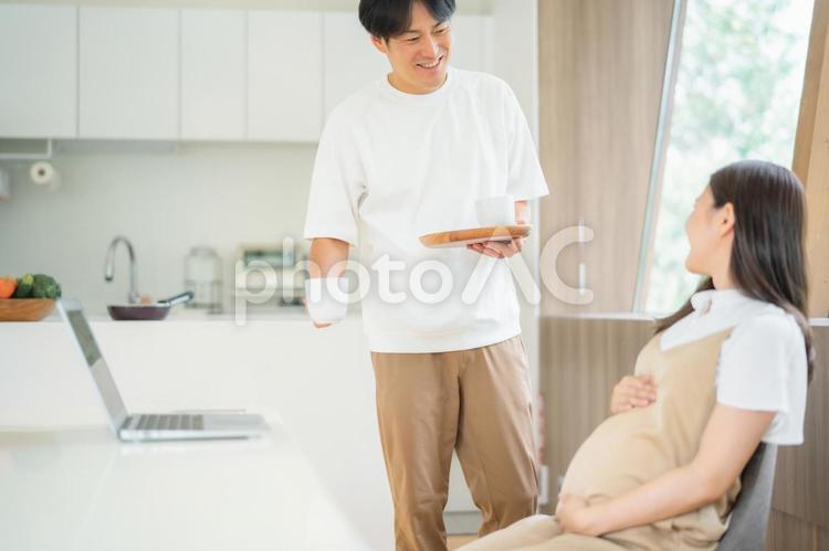 テレワークする妊婦と男性 テレワーク,妊婦,妊娠の写真素材