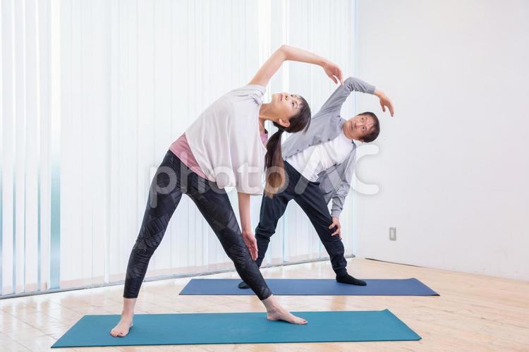 ラジオ体操をする中高年の男女 ラジオ体操,体操,ヨガの写真素材