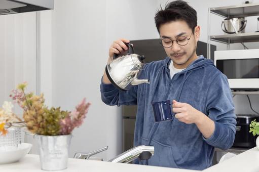 コーヒーを作る男性 コーヒーを作る男性 男性,人物,日本人の写真素材