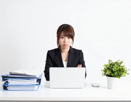 オフィスで困っているサラリーマン女性 オフィスで困っているサラリーマン女性の写真