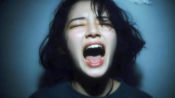 叫ぶ女性 叫ぶ女性の写真