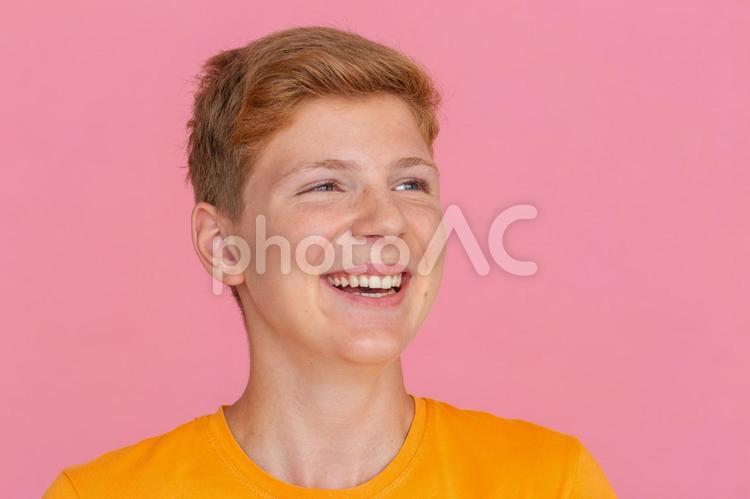 遠くを見て笑顔で笑う男性 男性,遠く,見るの写真素材