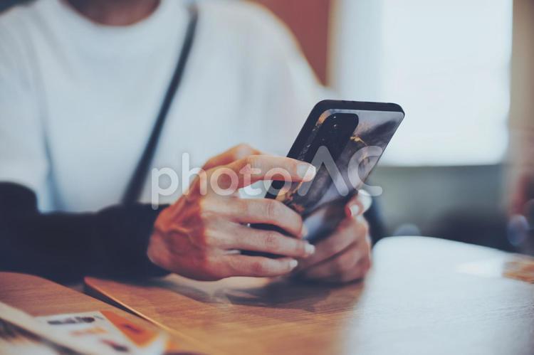 スマートフォンを持つ女性の手元 スマホ,スマートフォン,デジタルの写真素材