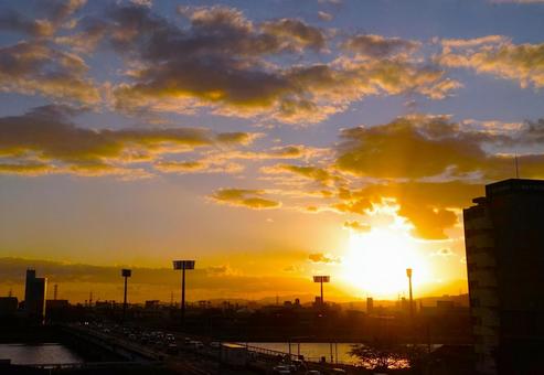 朝焼け 朝日,太陽,川の写真素材