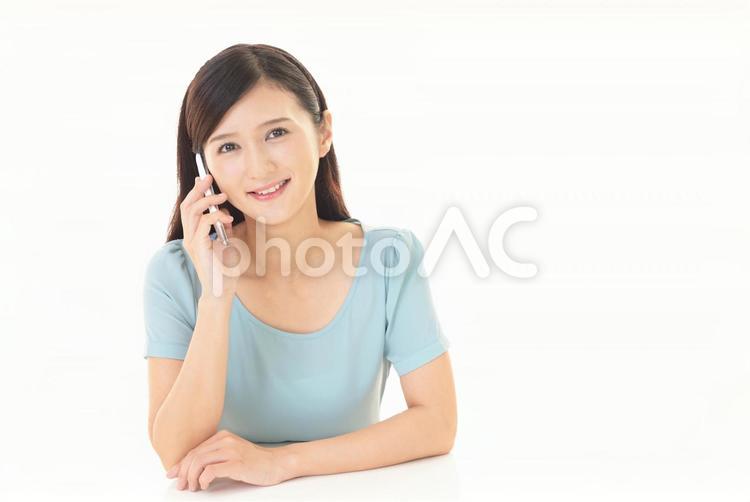 スマートフォンを持つ女性 女性,スマホ,スマートフォンの写真素材