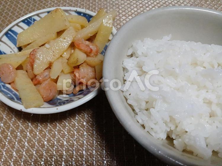 じゃがいもとえびの炒め物 じゃがいもとえびの炒め物,ジャガイモとエビの炒め物,じゃがいもの写真素材