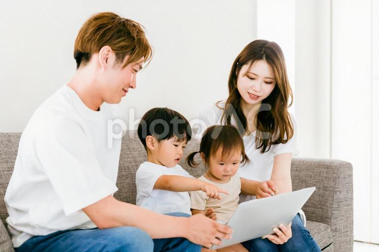 家でパソコンを使う日本人家族（幼児教育） パソコン,アニメ,家族の写真素材
