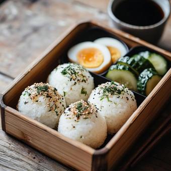 竹製弁当箱に詰めた和風おにぎりランチ 竹製弁当箱に詰めた和風おにぎりランチの写真