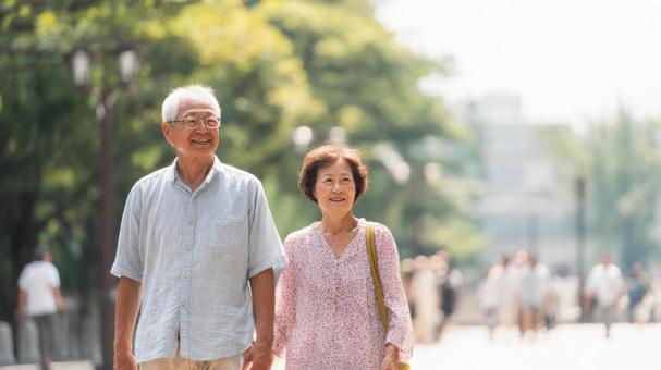 笑顔で散歩するシニア夫婦の明るい日常 笑顔で散歩するシニア夫婦の明るい日常の写真