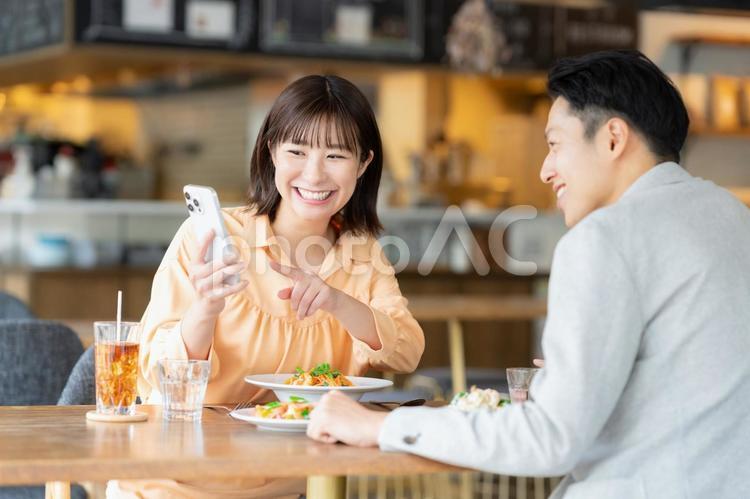 カフェでデートをするカップル カフェ,デート,カップルの写真素材