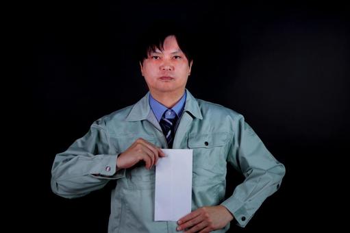 作業着の男性と封筒 作業着の男性と封筒 男性,作業着,封筒の写真素材