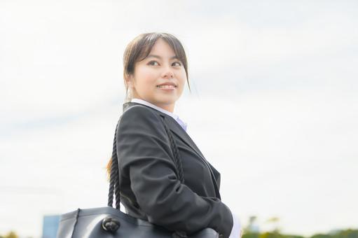 リクルートスーツで微笑む女性 リクルートスーツで微笑む女性 日本人,女性,新入社員の写真素材