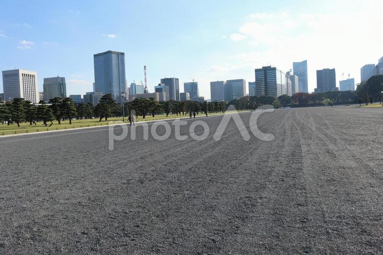 皇居前広場と丸の内ビル群 ビル群,砂利,砂利広場の写真素材