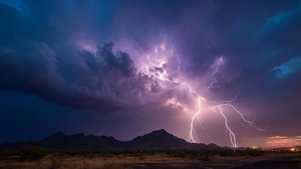 夜空を切り裂く稲妻と雷雨 夜空を切り裂く稲妻と雷雨の写真