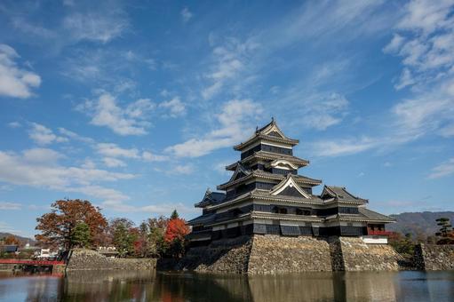 松本城と紅葉 松本城,城,風景の写真素材