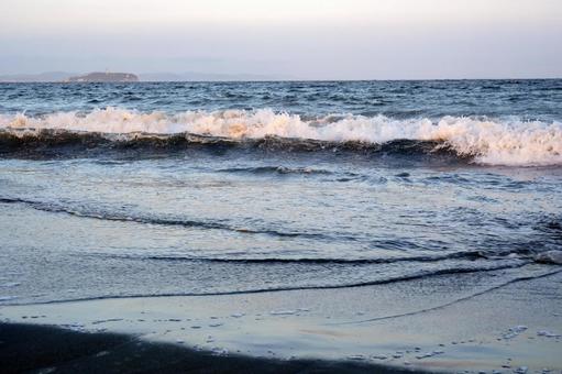 夕暮れの海岸と打ち寄せる波 夕暮れの海岸と打ち寄せる波 海,波,海岸の写真素材