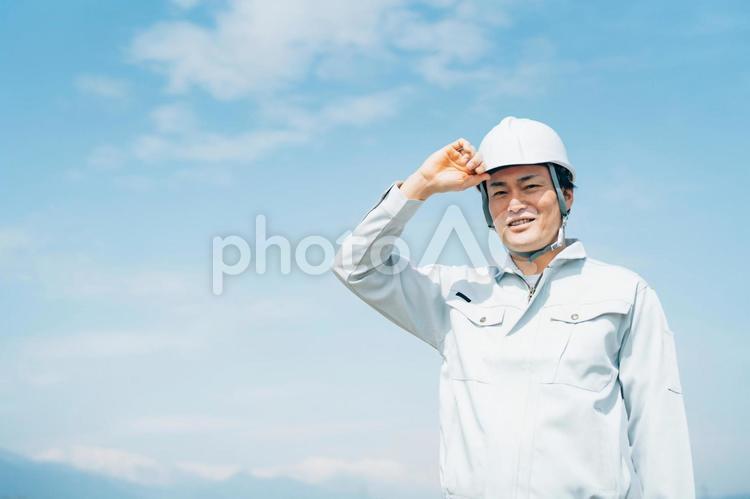 青空と作業服を着た男性 作業員,作業服,工事の写真素材