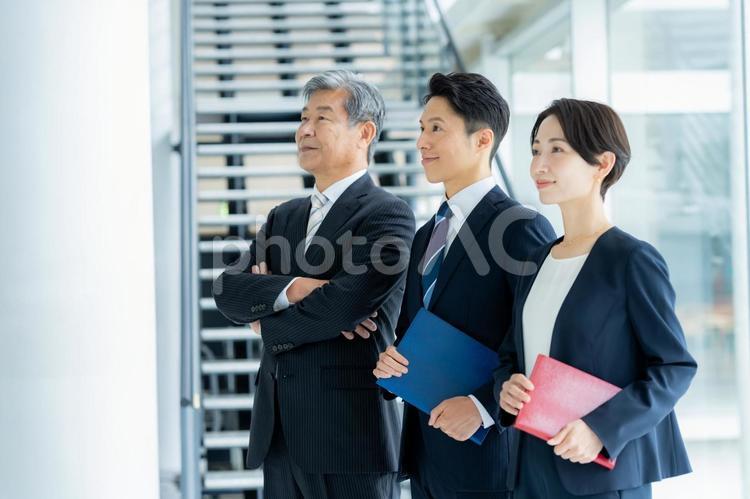 オフィスのビジネスパーソン ビジネスマン,ビジネスウーマン,笑顔の写真素材