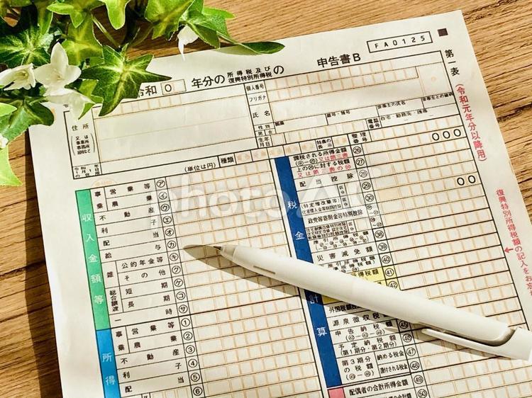 確定申告書と白いペン 確定申告書,確定申告,タックスの写真素材