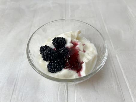 Yogurt topped with blackberries (side, JPG