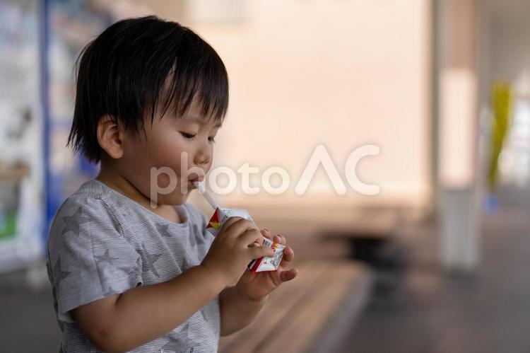 ジュースを飲む男の子 飲む,水分補給,熱中症対策の写真素材