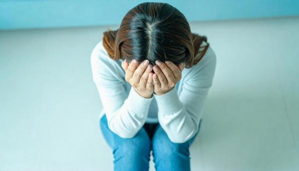 顔を両手で覆って泣く日本人女性 顔を両手で覆って泣く日本人女性の写真
