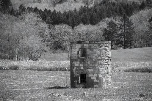 朽ちたサイロのある風景 朽ちたサイロのある風景 モノクロ,ボロボロな,サイロの写真素材