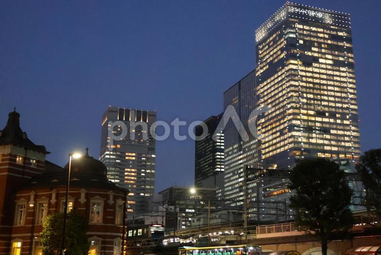 １１月上旬の東京駅とビル群の夜景 背景,東京駅,ビル群の写真素材