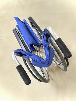 折りたたんだ車椅子 02 折りたたんだ車椅子 02 車椅子,折りたたみ車椅子,自走式の写真素材