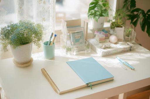 デスクの上のノートや文房具-3の写真