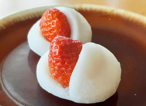 苺大福ふたつ 苺大福ふたつ 苺大福,和菓子,苺の写真素材