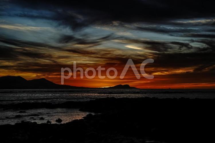 ＜五島＞燃えるような夜明けの海岸の風景 海,海岸,夜明けの写真素材