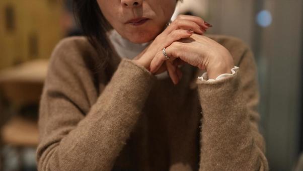 料理を待つ女性 女性,食事,イタリアンの写真素材