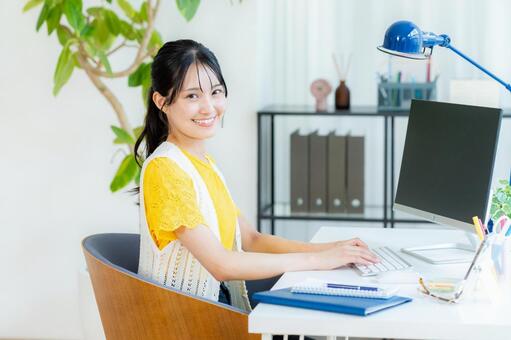 オフィスで働くビジネスウーマン ビジネスウーマン,オフィス,若い女性の写真素材