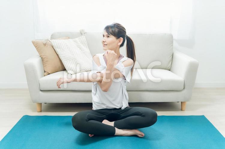 部屋でヨガをするミドル世代の女性 ヨガ,ピラティス,筋トレの写真素材