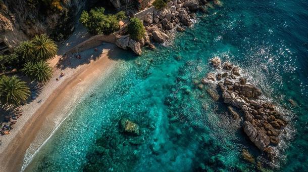 エメラルドグリーンの海岸線 エメラルドグリーンの海岸線の写真