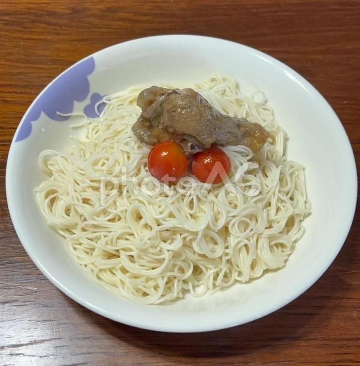 ソーメンに冷凍ミニトマトと手羽元の煮物 昼食,ソーメン,冷凍の写真素材