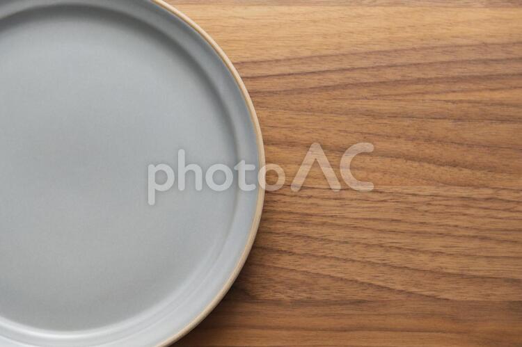 お皿と木のテーブル お皿,皿,テーブルの写真素材
