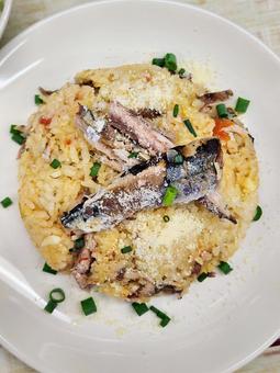 秋刀魚の炊き込みご飯 秋刀魚,炊き込みご飯,小ネギの写真素材