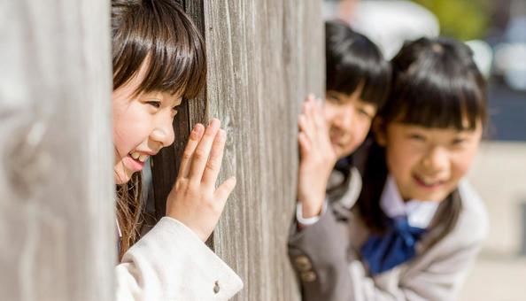 昔の遊び　かくれんぼをする子供たちの写真