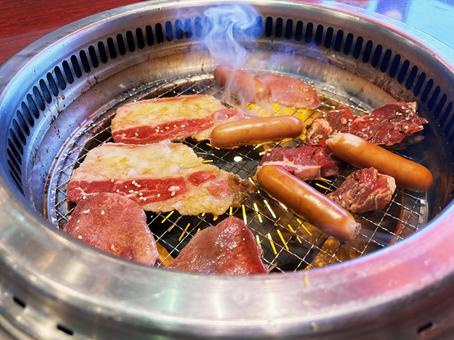 焼肉とウインナー 焼肉とウインナーの写真