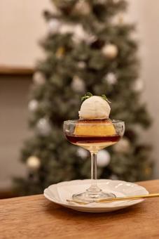 クリスマスツリーを背景に黄金に輝くプリン クリスマスツリーを背景に黄金に輝くプリン プリン,クリスマス,クリスマスツリーの写真素材