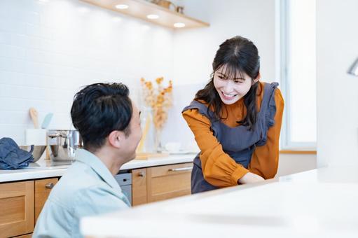 業者にキッチンをみてもらう主婦 業者にキッチンをみてもらう主婦 リノベーション,メンテナンス,トラブルの写真素材