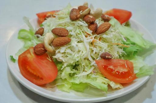 ナッツと千切りキャベツのグリーンサラダ カットレタス,サラダ,美味しそうの写真素材