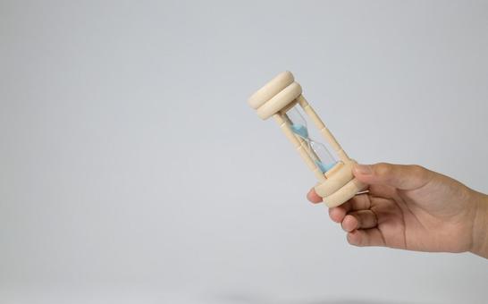 砂時計を傾けて持つ手 砂時計,時間,手の写真素材