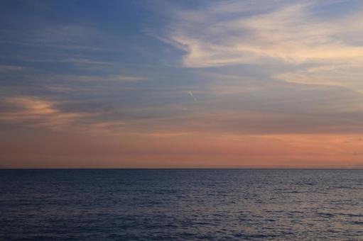 西伊豆町の素晴らしい海岸線の夕陽 西伊豆町の素晴らしい海岸線の夕陽の写真