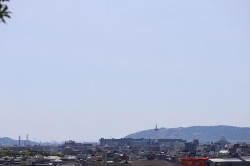 京都タワーや鳥居のある京都の市街地の街並 京都タワーや鳥居のある京都の市街地の街並の写真