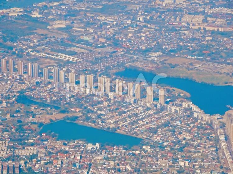 タイの街並みと湖の機窓 機窓,機内,絶景の写真素材