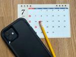 7月カレンダー、スマホ、鉛筆、筆記用具 7月,カレンダー,卓上カレンダーの写真素材