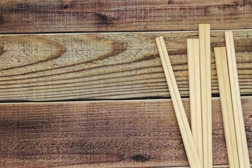 木目背景に置かれたたくさんの割り箸 割り箸,箸,木目の写真素材
